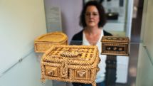 Tauschhandel: Zierkörbe gegen Lebensmittel und Kleidungsstücke